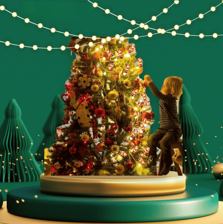 Kind schmückt beleuchteten Weihnachtsbaum mit warmweißen LED-Lichtern