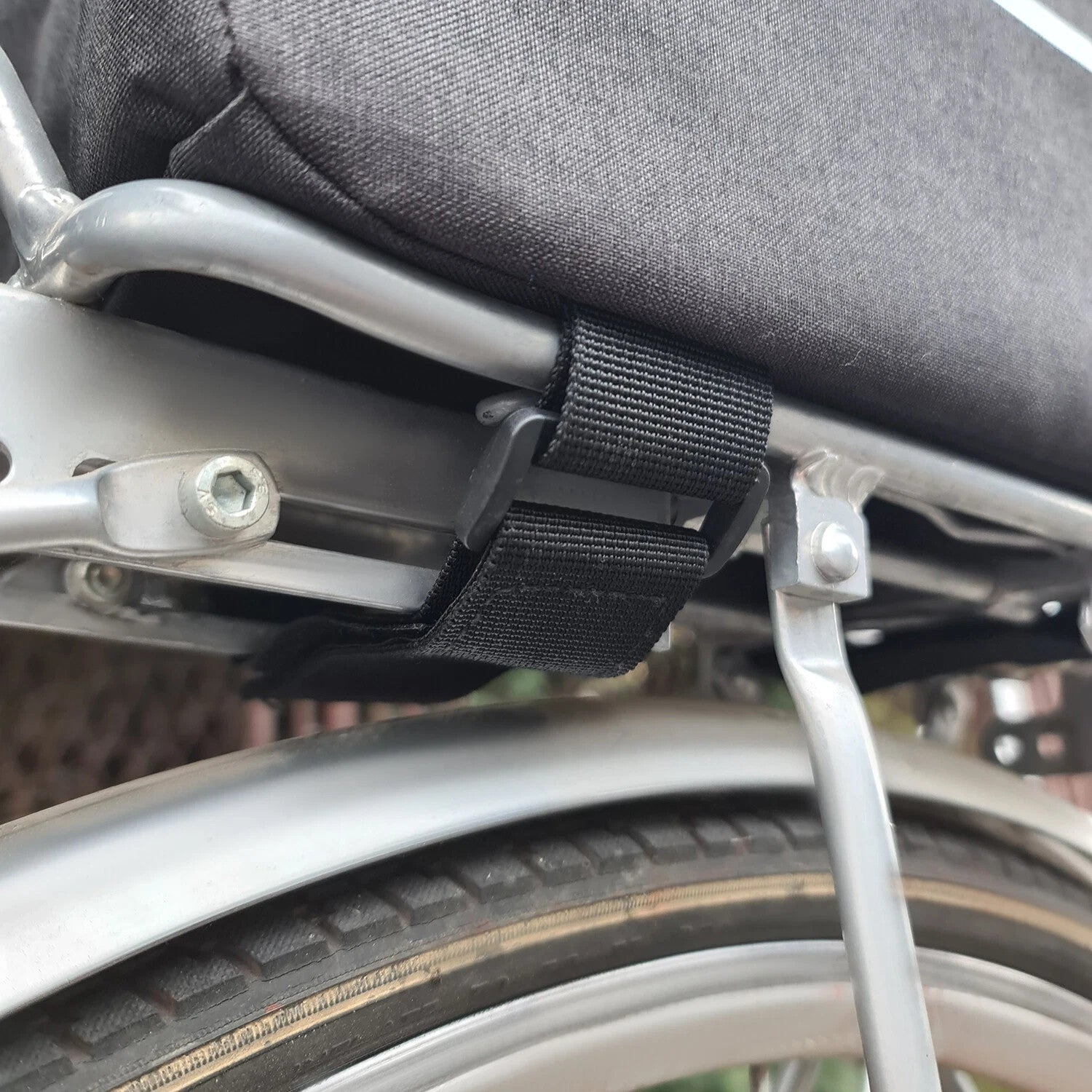 Fahrradtasche für Gepäckträger 9L – Isolierte Kühltasche mit Reflektoren & Schultergurt