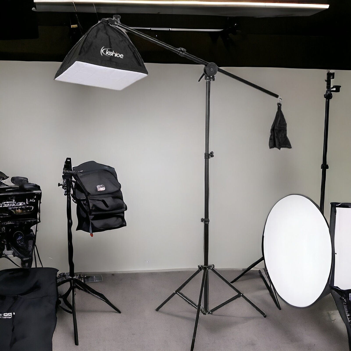 Fotostudio Set mit 3 Softboxen, 3x 65W Tageslichtlampen, Stativen, Galgenstativ und Tragetasche