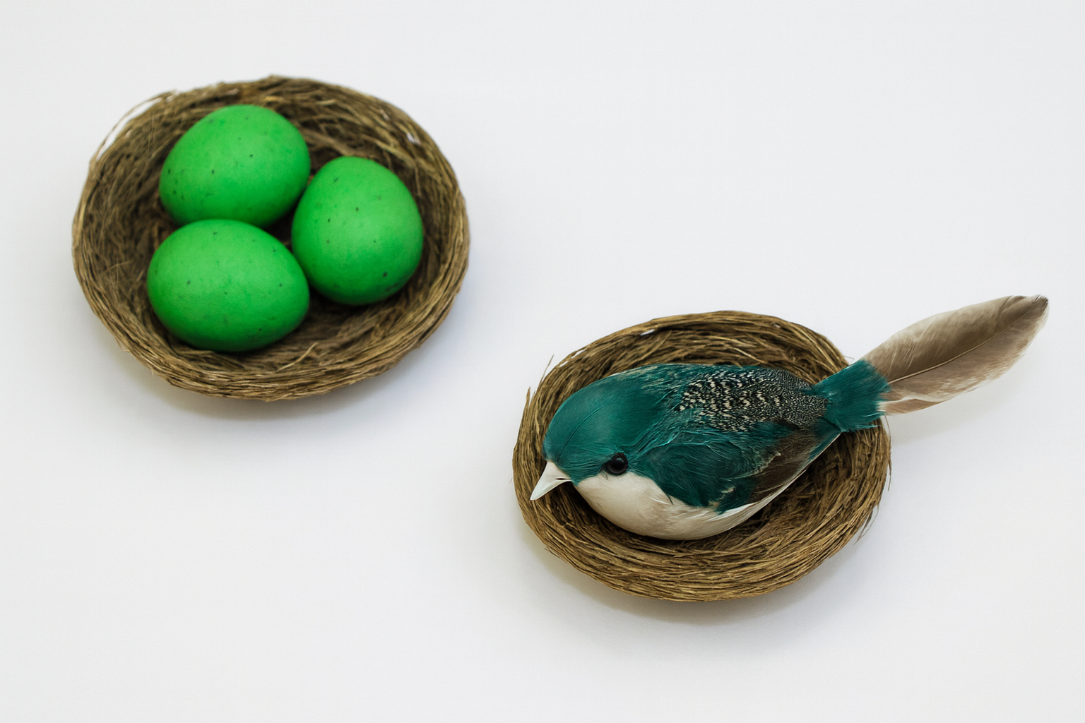 Deko Vogel im Nest + 3 Eier – Handgeflochtenes Rattan Nest 6x8cm