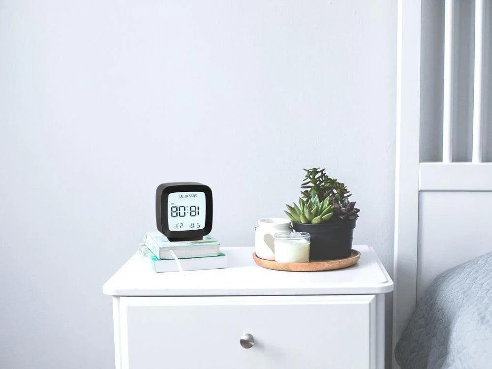 Digitaler Wecker mit Temperatur,Datum & Schlummerfunktion–LCD-Anzeige&Hygrometer
