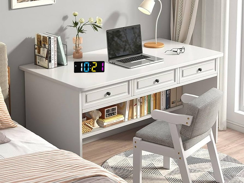 Digitaler LED-Wecker mit Farbdisplay, Thermometer & Datum – Elektronischer Wecker mit Snooze-Funktion, USB- & Batteriebetrieb