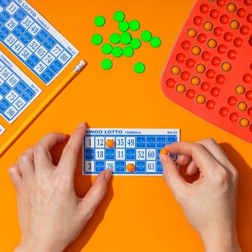 Bingo Spielset mit 90 Kugeln – Bingotrommel, Karten & Chips für Kinder & Familie, perfektes Gesellschaftsspiel