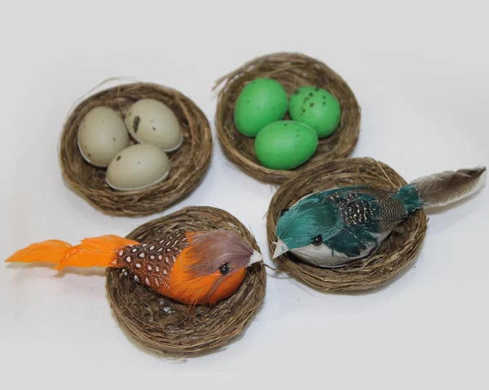 Deko Vogel im Nest + 3 Eier – Handgeflochtenes Rattan Nest 6x8cm