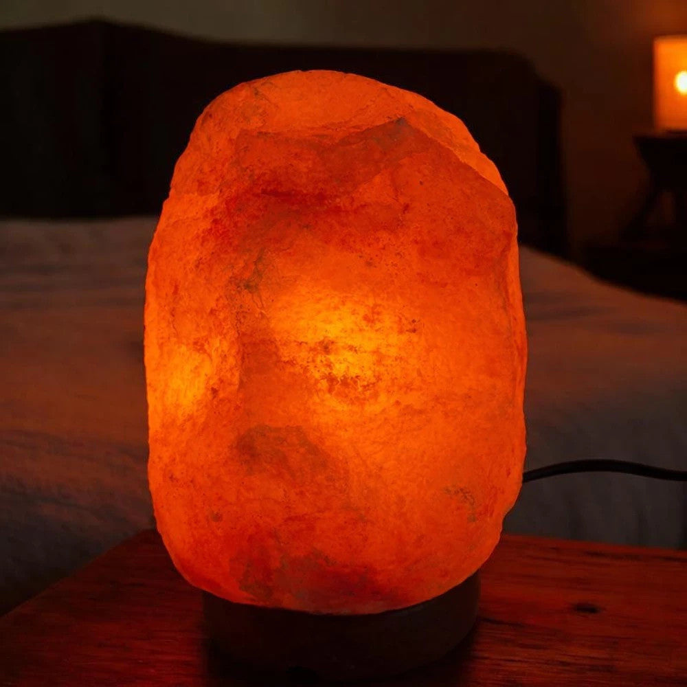 Himalaya Salzlampe 2-3 kg mit Holzständer – Natürliche Dekolampe aus Salzkristall mit E14 Fassung