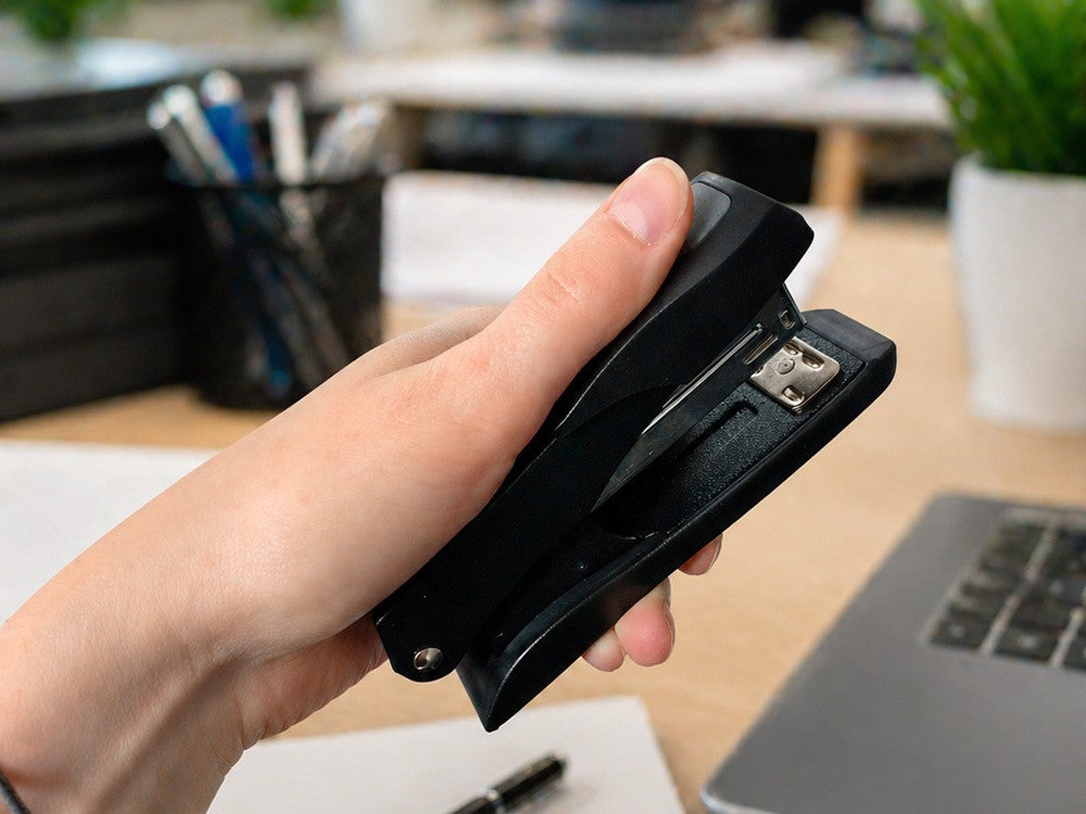 Ergonomischer Metall Bürohefter Schwarz Für Bis Zu 25 Blatt Stabiler Tacker Für Büro Schule und Zuhause