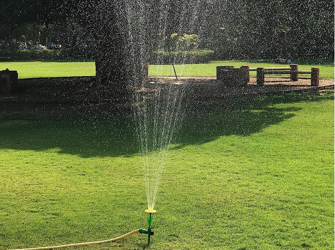 Garten Sprinkler Sonnenblume mit Erdspieß – Dekorativer Rasensprenger für Gartenbewässerung, Rasen und Blumenbeete