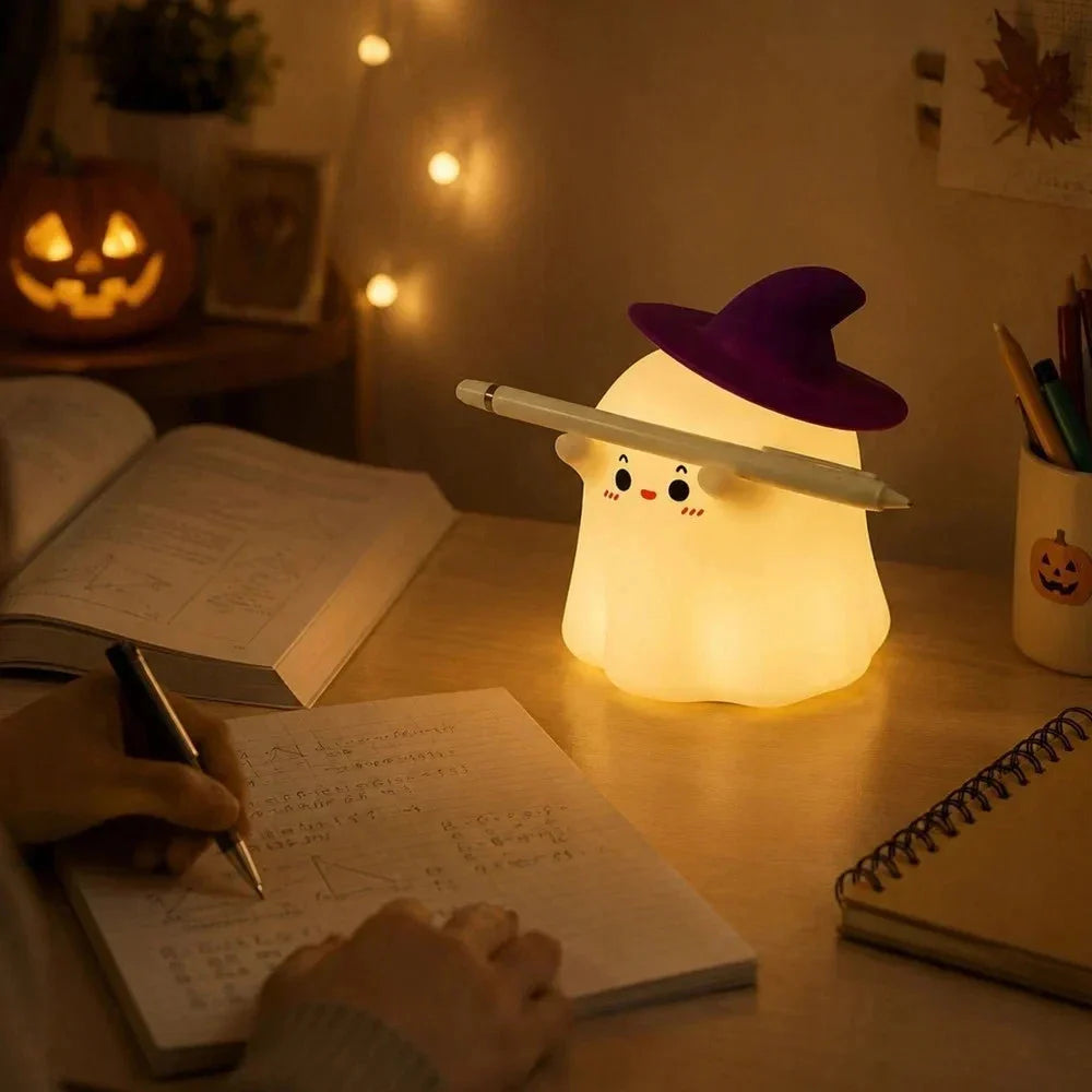 Halloween Nachtlicht Geist mit RGB LED, USB-C Akku, Touch-Steuerung & 30-Minuten-Timer – Silikon Geisterlampe mit Hexenhut