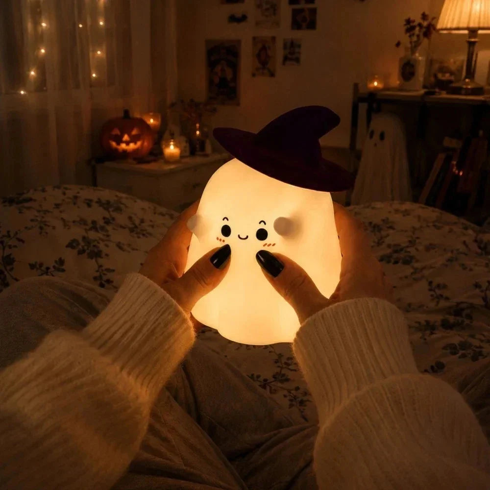 Halloween Nachtlicht Geist mit RGB LED, USB-C Akku, Touch-Steuerung & 30-Minuten-Timer – Silikon Geisterlampe mit Hexenhut