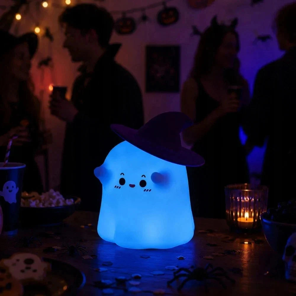 Halloween Nachtlicht Geist mit RGB LED, USB-C Akku, Touch-Steuerung & 30-Minuten-Timer – Silikon Geisterlampe mit Hexenhut