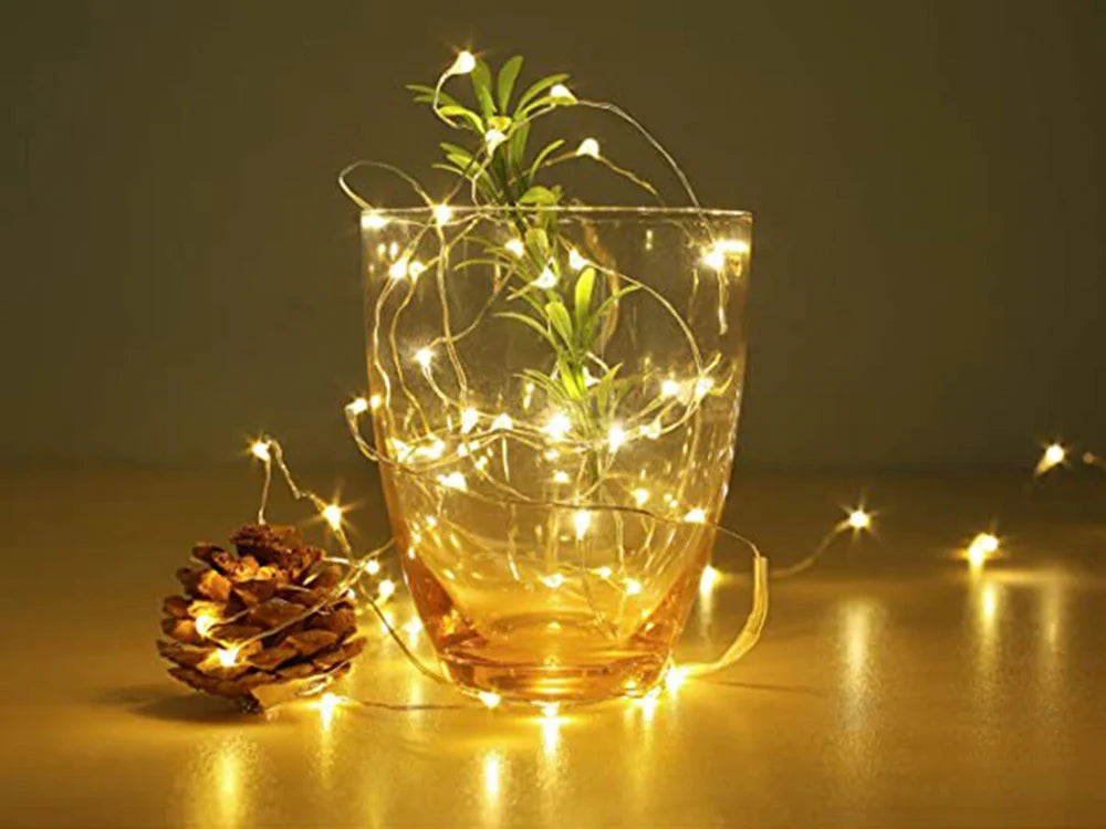 LED Lichterkette 10 m mit 100 LEDs – warmweiße Drahtlichterkette mit Batteriebetrieb für Weihnachten & Dekoration