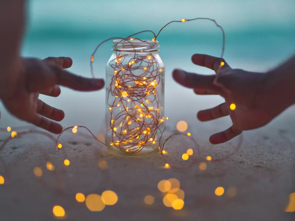 LED Lichterkette 10 m mit 100 LEDs – warmweiße Drahtlichterkette mit Batteriebetrieb für Weihnachten & Dekoration