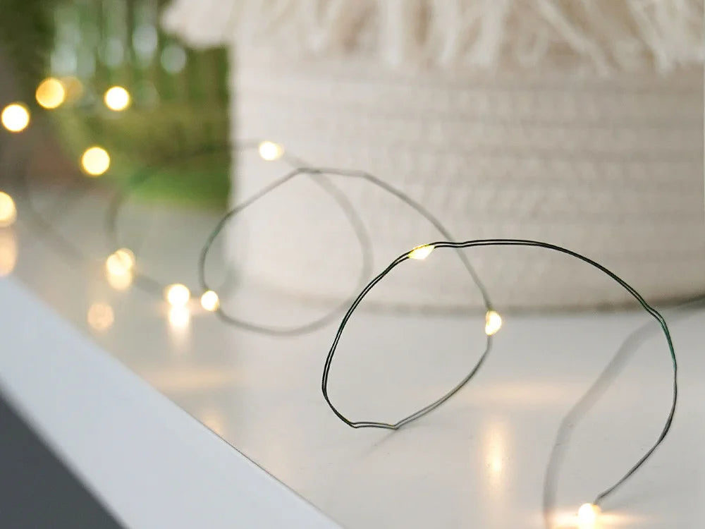 LED Lichterkette 10 m mit 100 LEDs – warmweiße Drahtlichterkette mit Batteriebetrieb für Weihnachten & Dekoration