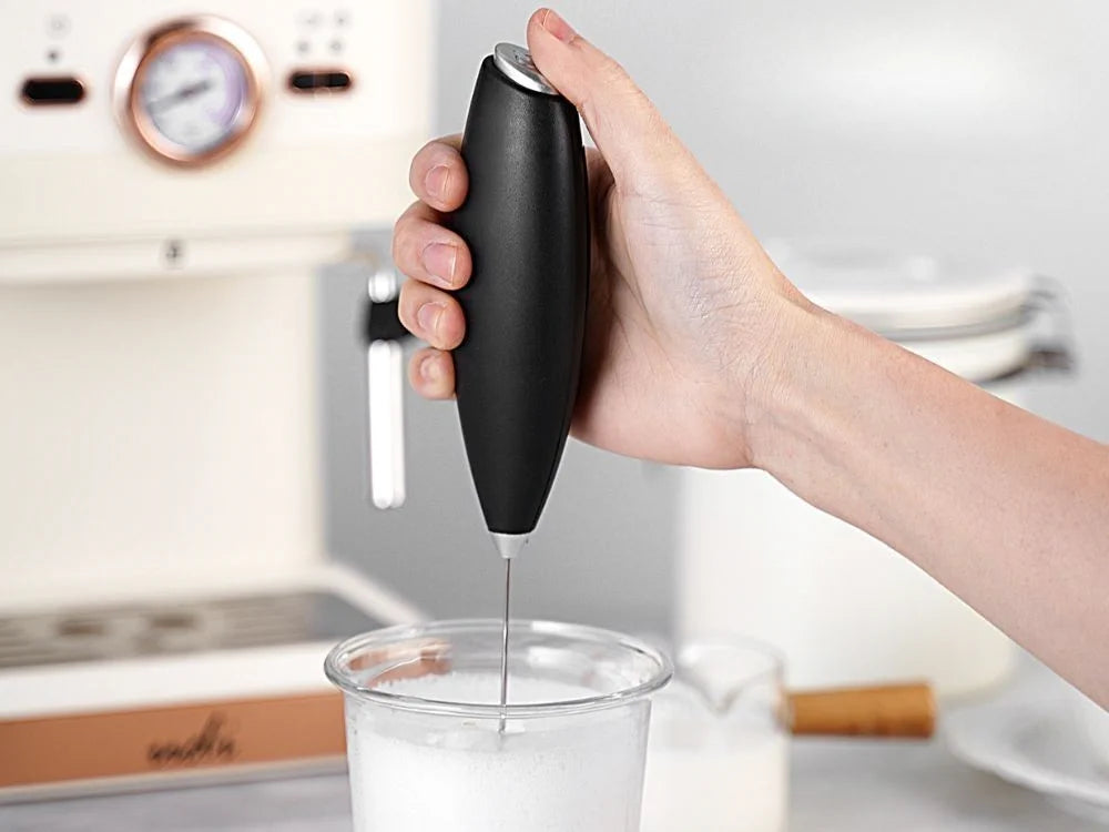 Elektrischer Milchaufschäumer mit Ständer – Mini Handmixer für Kaffee, Latte, Cappuccino und Kakao