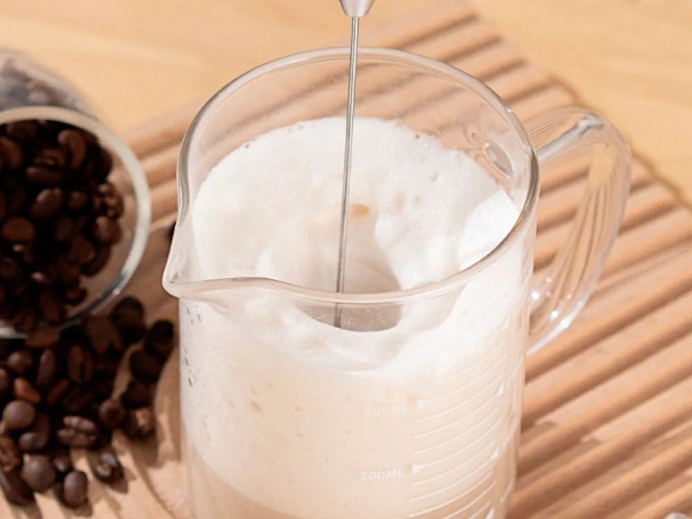 Elektrischer Milchaufschäumer mit Ständer – Mini Handmixer für Kaffee, Latte, Cappuccino und Kakao