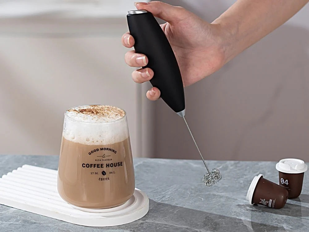 Elektrischer Milchaufschäumer mit Ständer – Mini Handmixer für Kaffee, Latte, Cappuccino und Kakao