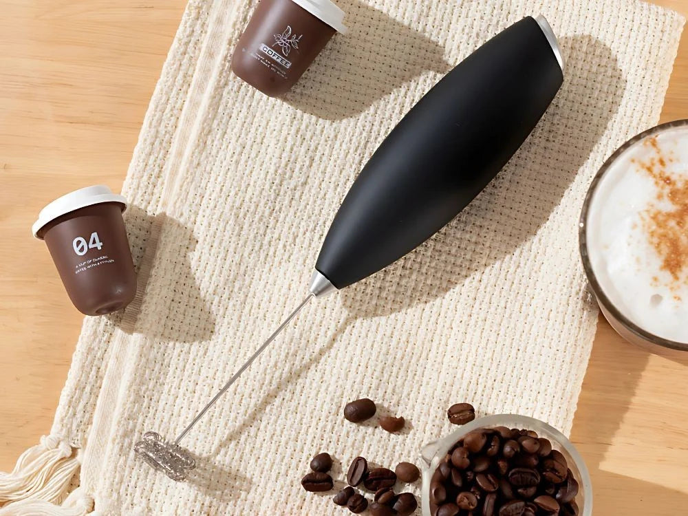Elektrischer Milchaufschäumer mit Ständer – Mini Handmixer für Kaffee, Latte, Cappuccino und Kakao