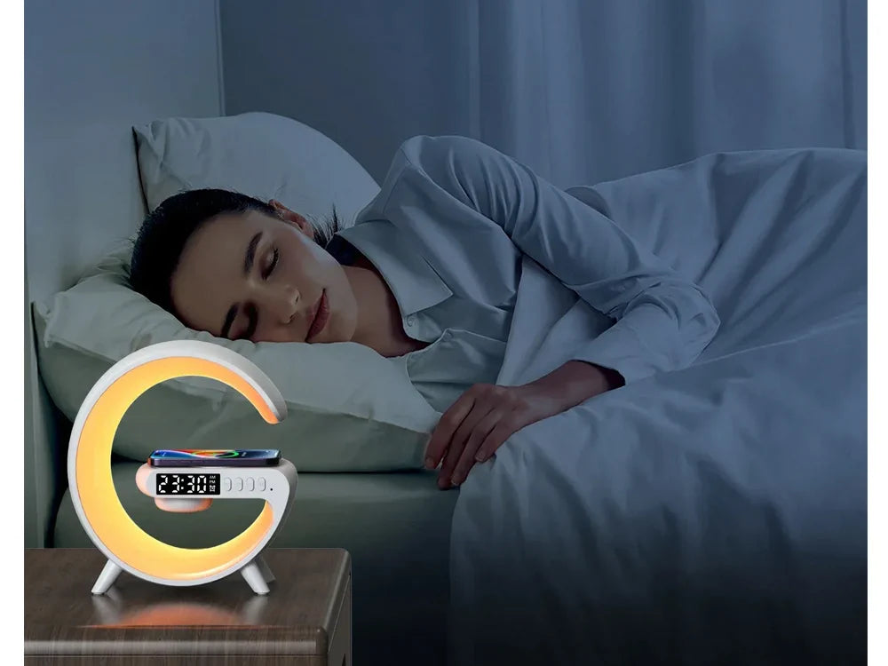 RGB LED Gaming Lampe mit Wecker, Lautsprecher, induktiver Ladefläche und Radio – USB