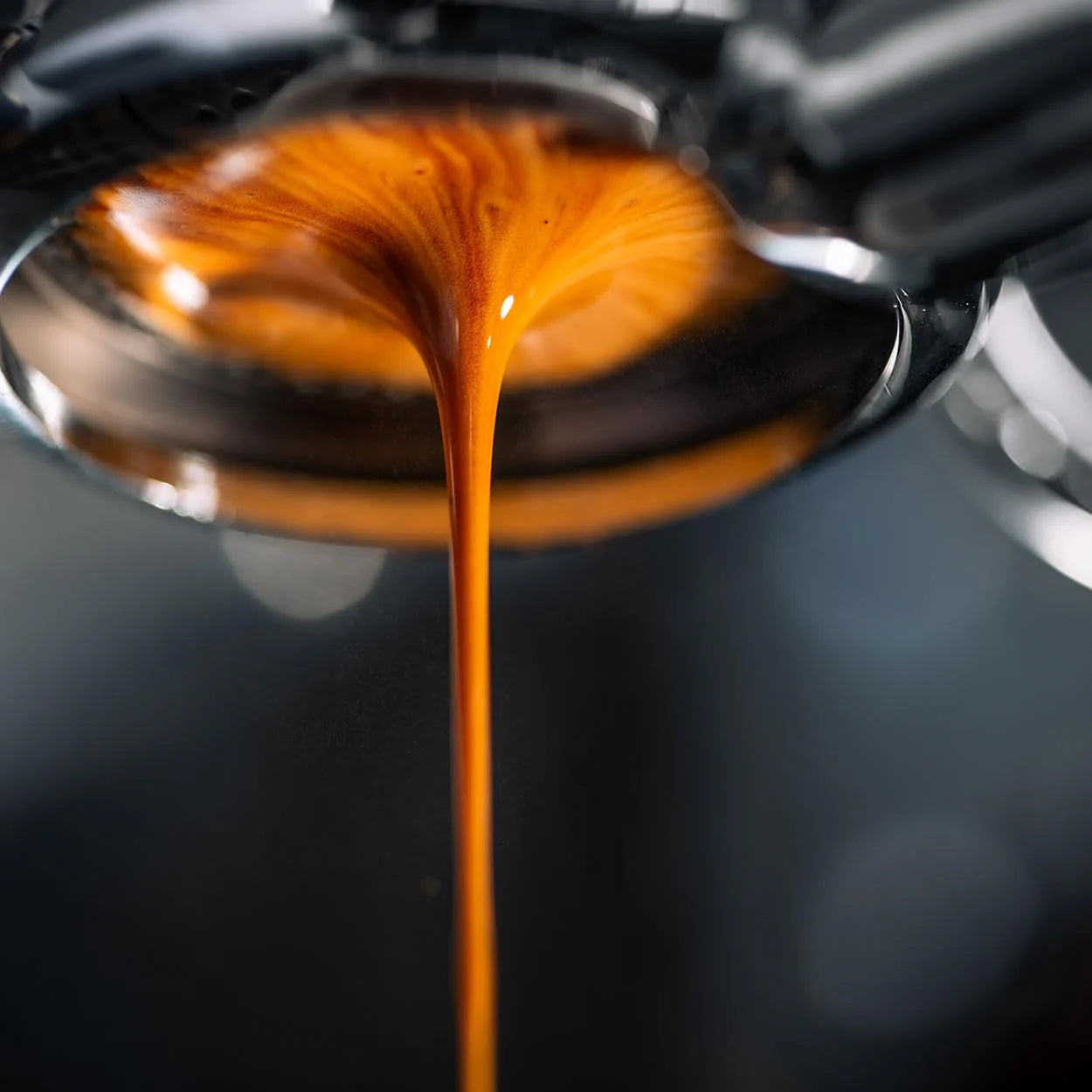 Schwiizer Schüümli Crema 1 kg – 100% Arabica Kaffeebohnen, mittlere Röstung für Vollautomaten & Siebträger