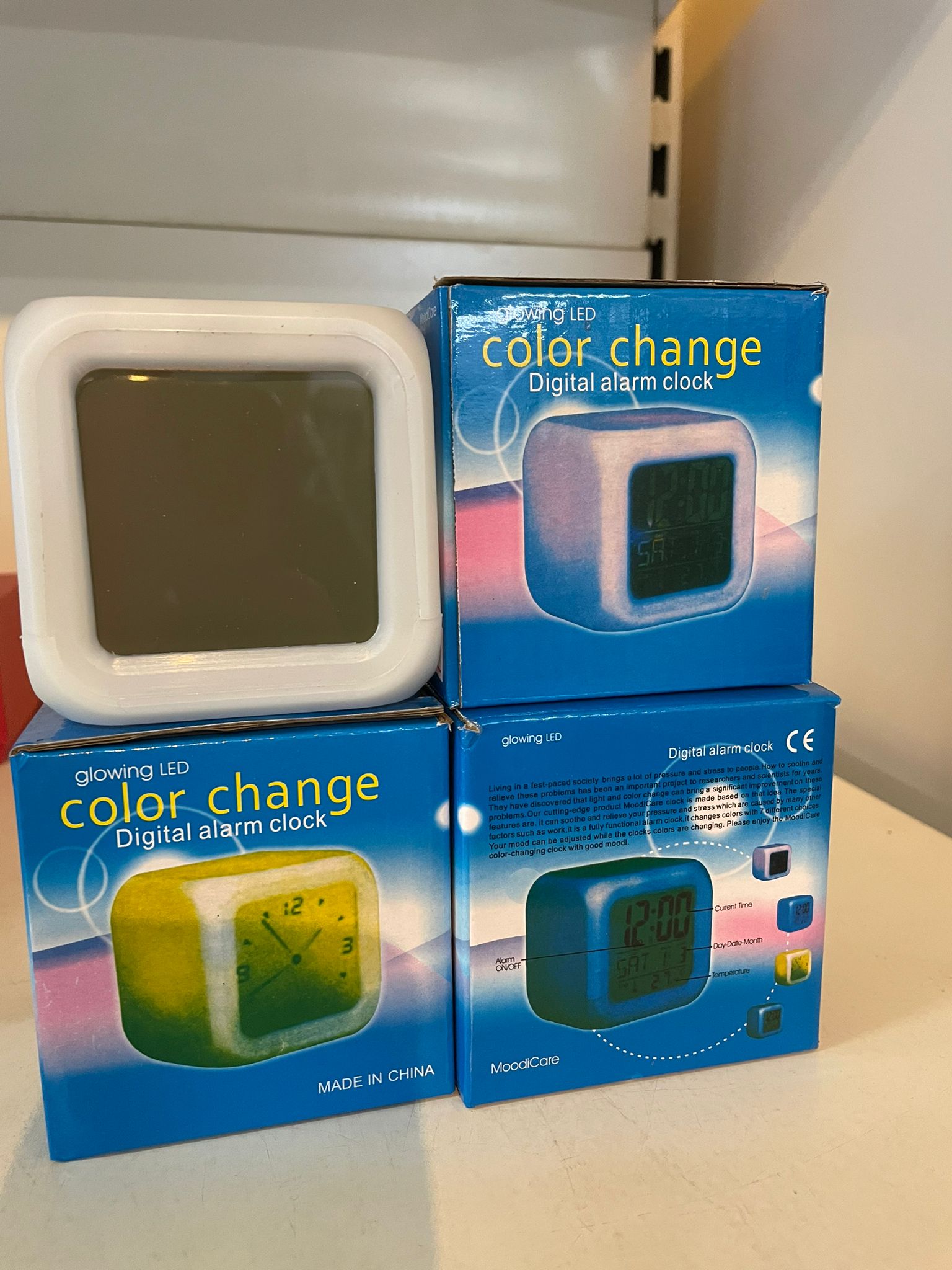 LED Digitalwecker mit Farbwechsel, Schlummerfunktion & Temperaturanzeige – 7 Farben, Kalender & Alarm